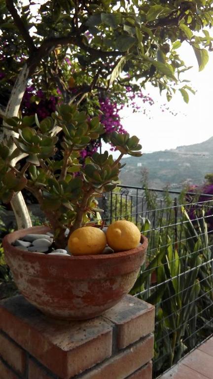 Franca'S Apartment Taormina Bagian luar foto